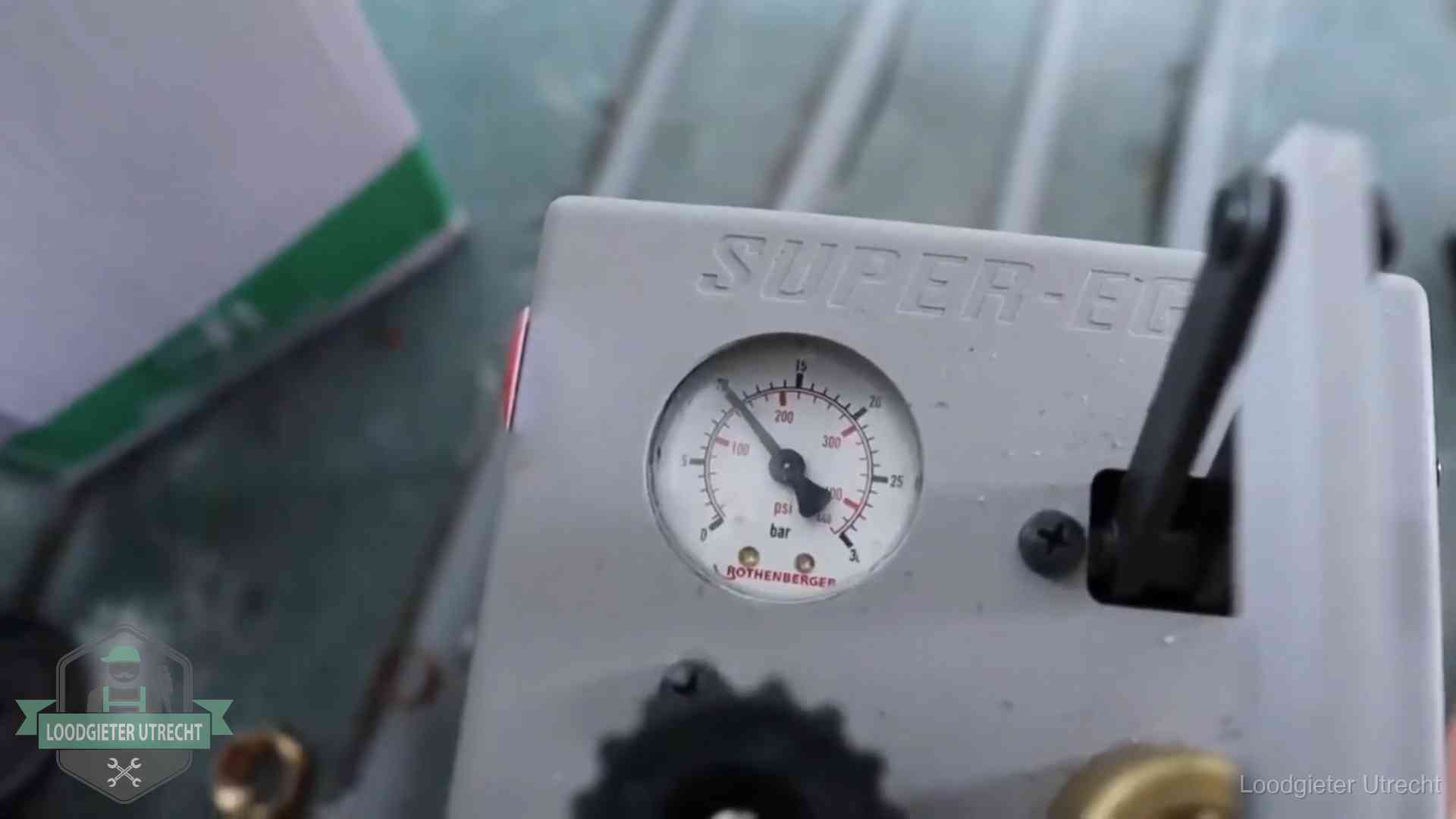 Manometer van een afperspomp bij controle van nieuw leidingwerk in Utrecht