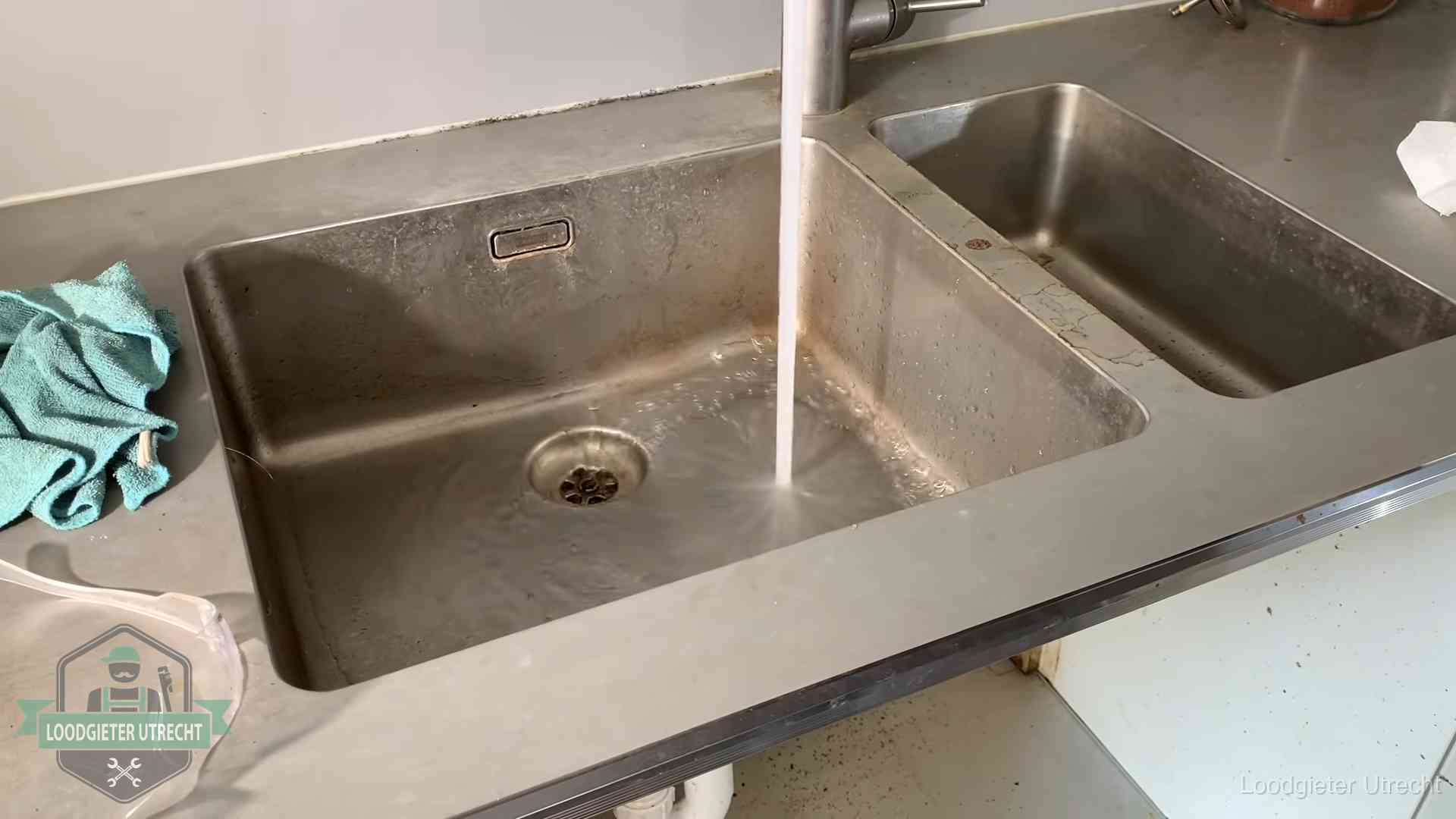 Doorstroomtest van de afvoer bij een gootsteen in Utrecht