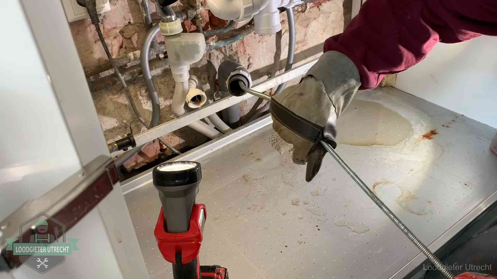 Ontstoppingsveer wordt preventief door een afvoeraansluiting gehaald in Utrecht