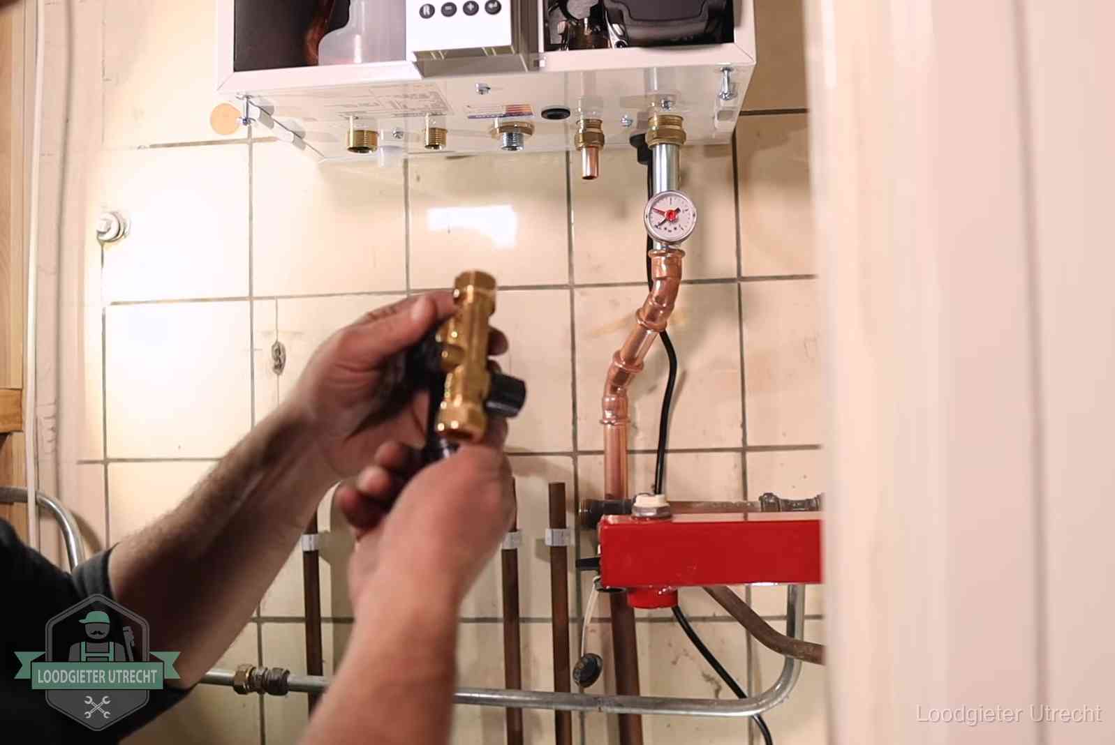 Zelf cv-druk bijvullen in Utrecht Vulkraan en manometer onder een cv-ketel voor het bijvullen van de waterdruk in Utrecht