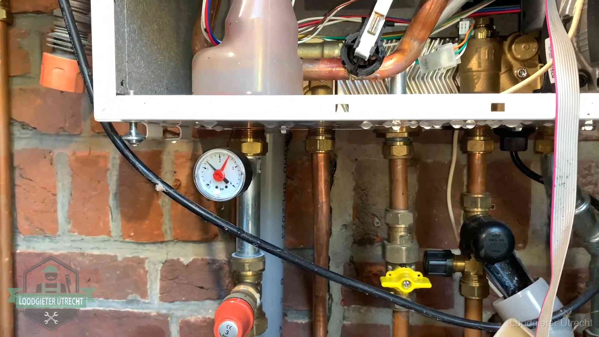 Cv-ketel verliest druk in Utrecht Manometer en aansluitleidingen onder een cv-ketel in Utrecht bij controle op drukverlies