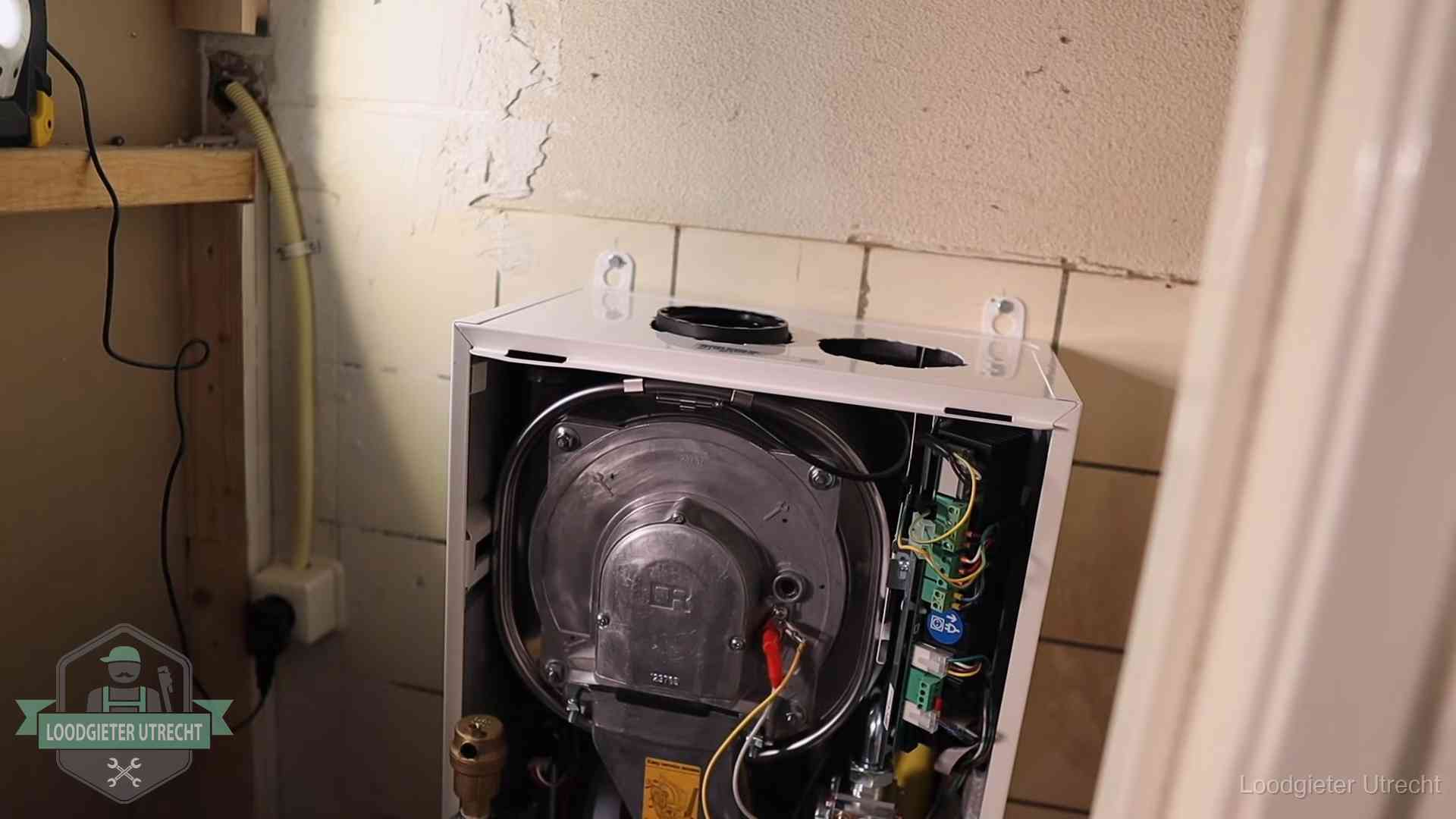 Onderhoudsbeurt cv-ketel in Utrecht Geopende cv-ketel tijdens een onderhoudsbeurt in Utrecht, met brander en warmtewisselaar zichtbaar