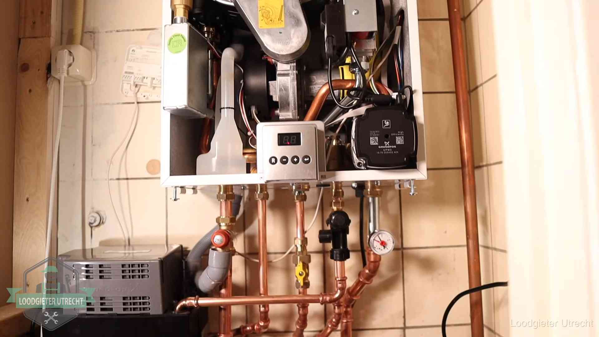 Zuiniger stoken na cv-onderhoud in Utrecht Geopende cv-ketel met brander en cv-pomp tijdens een onderhoudsbeurt in Utrecht