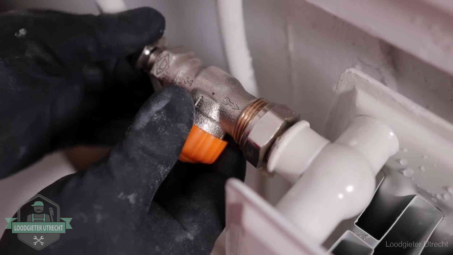 Je cv winterklaar maken in Utrecht Thermostaatkraan wordt gemonteerd op een radiator in Utrecht voor het stookseizoen