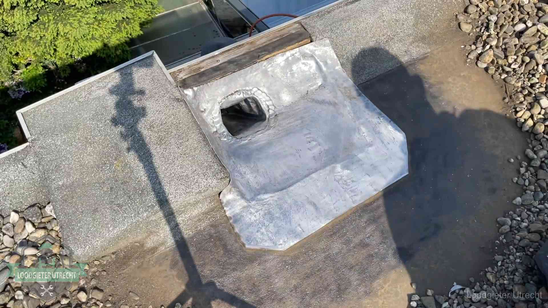 Vers afgedichte dakdoorvoer met lood en zink op een plat dak in Utrecht