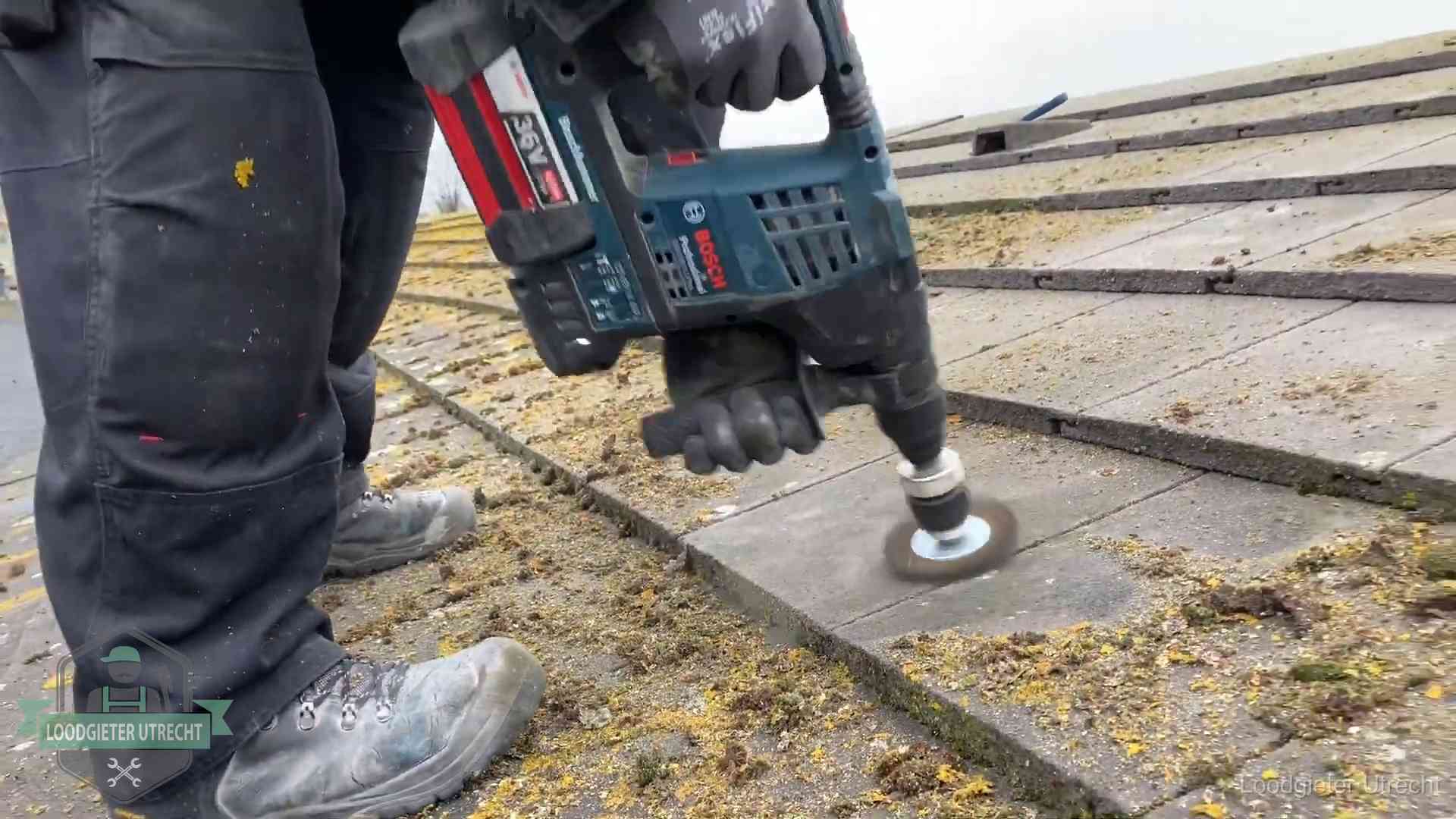 Betonnen dakpannen worden machinaal gereinigd tijdens dakonderhoud in Utrecht