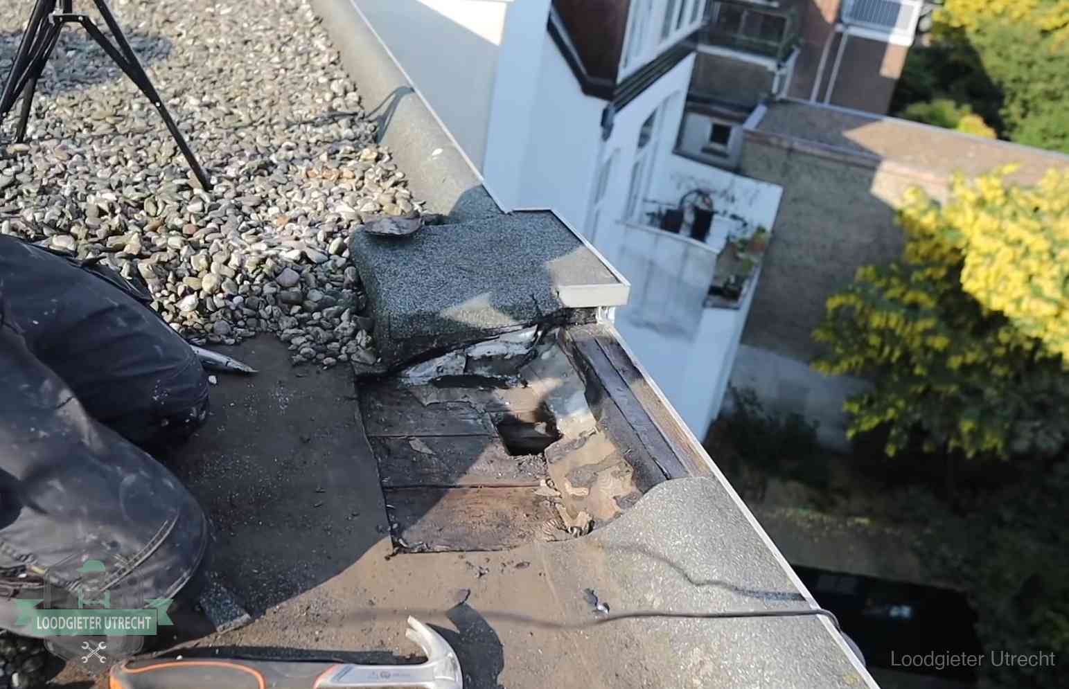 Opengelegde dakrand met verrot dakbeschot door een langdurige daklekkage in Utrecht