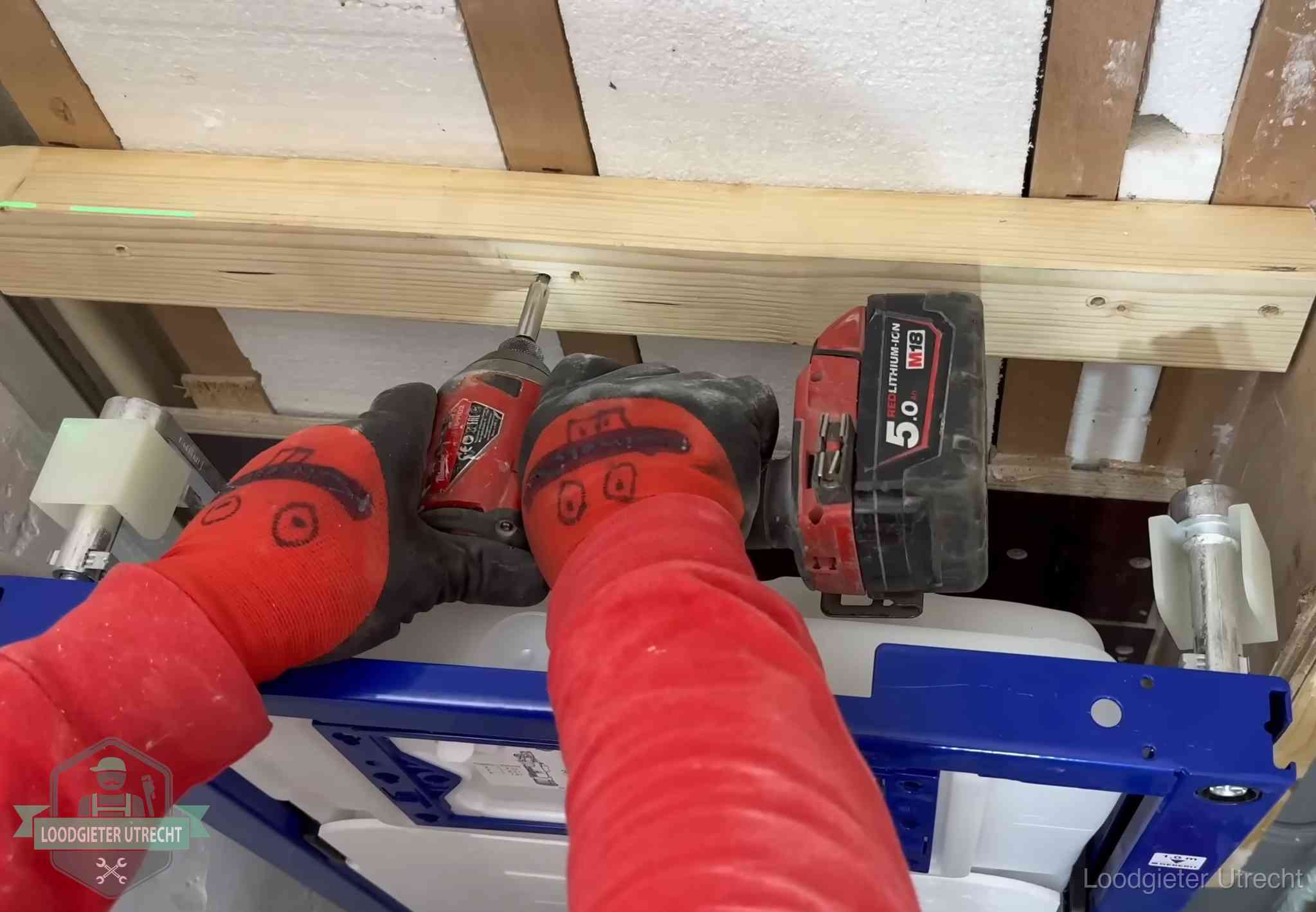 Fout in de wc-installatie opsporen in Utrecht Monteur bevestigt een inbouwreservoir voor een hangend toilet in Utrecht