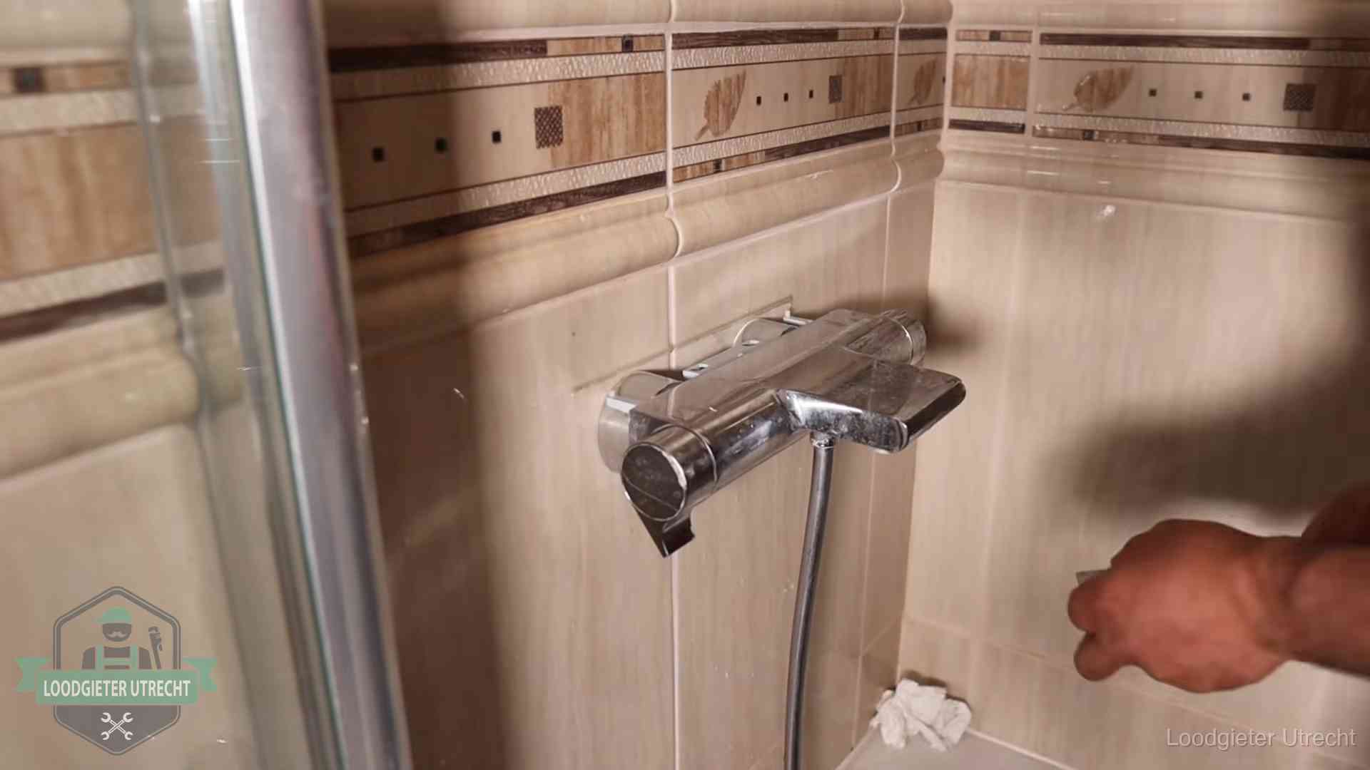 Kalkaanslag en je cv-ketel in Utrecht Verkalkte douche-mengkraan in Utrecht, hetzelfde kalk dat zich in de warmtewisselaar afzet