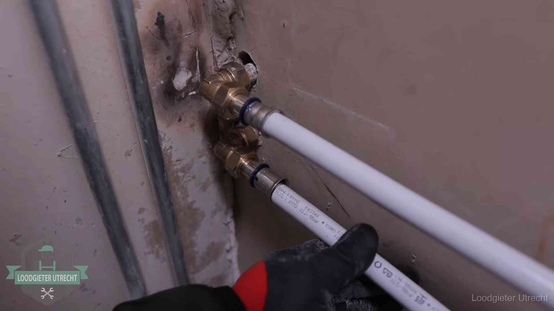 Meerlagenbuizen met keurmerk en rvs persfittingen op muuraansluitingen in Utrecht