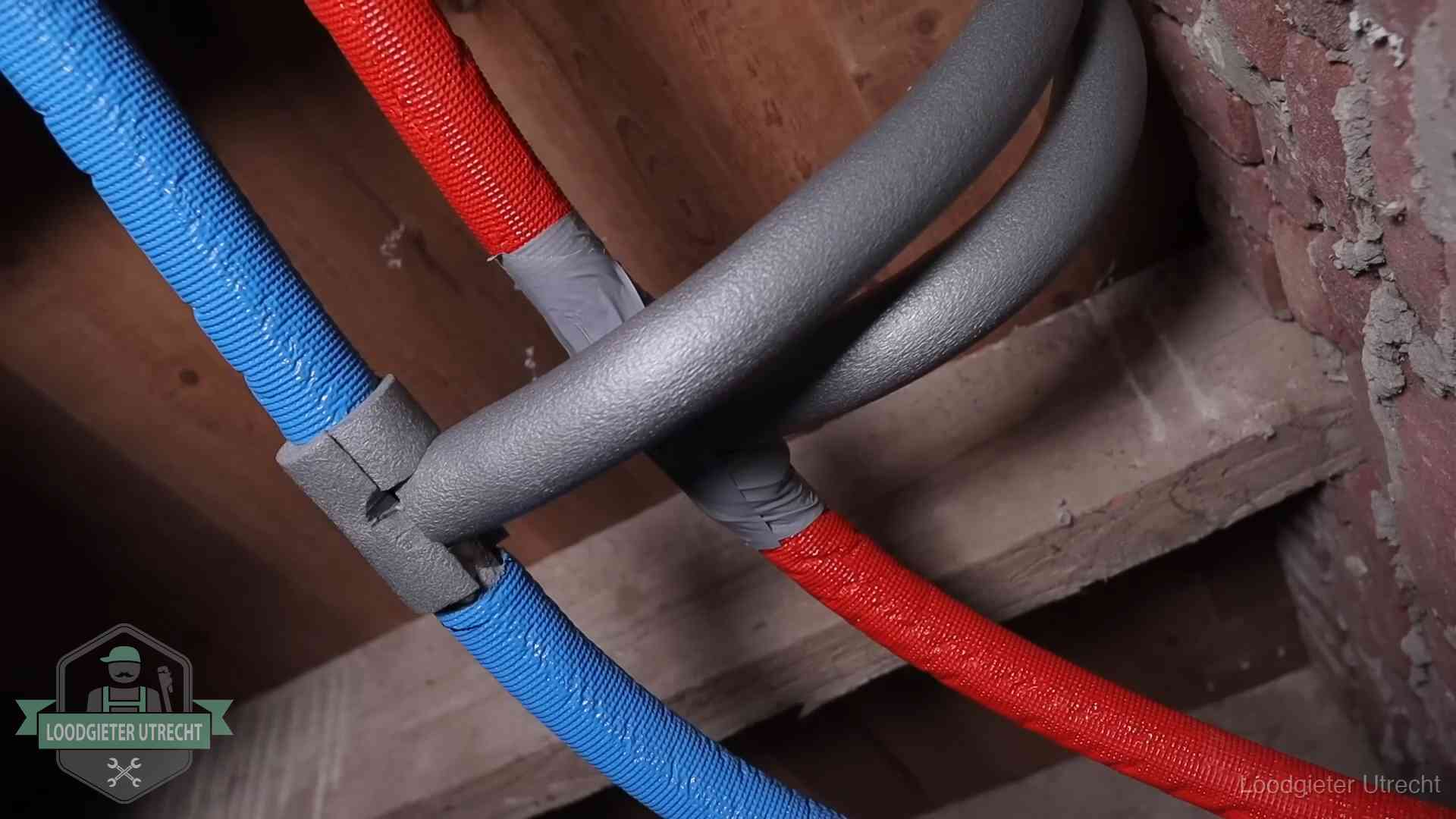 Bevroren leidingen voorkomen in Utrecht Geïsoleerde waterleidingen langs houten balken tegen bevriezing in Utrecht