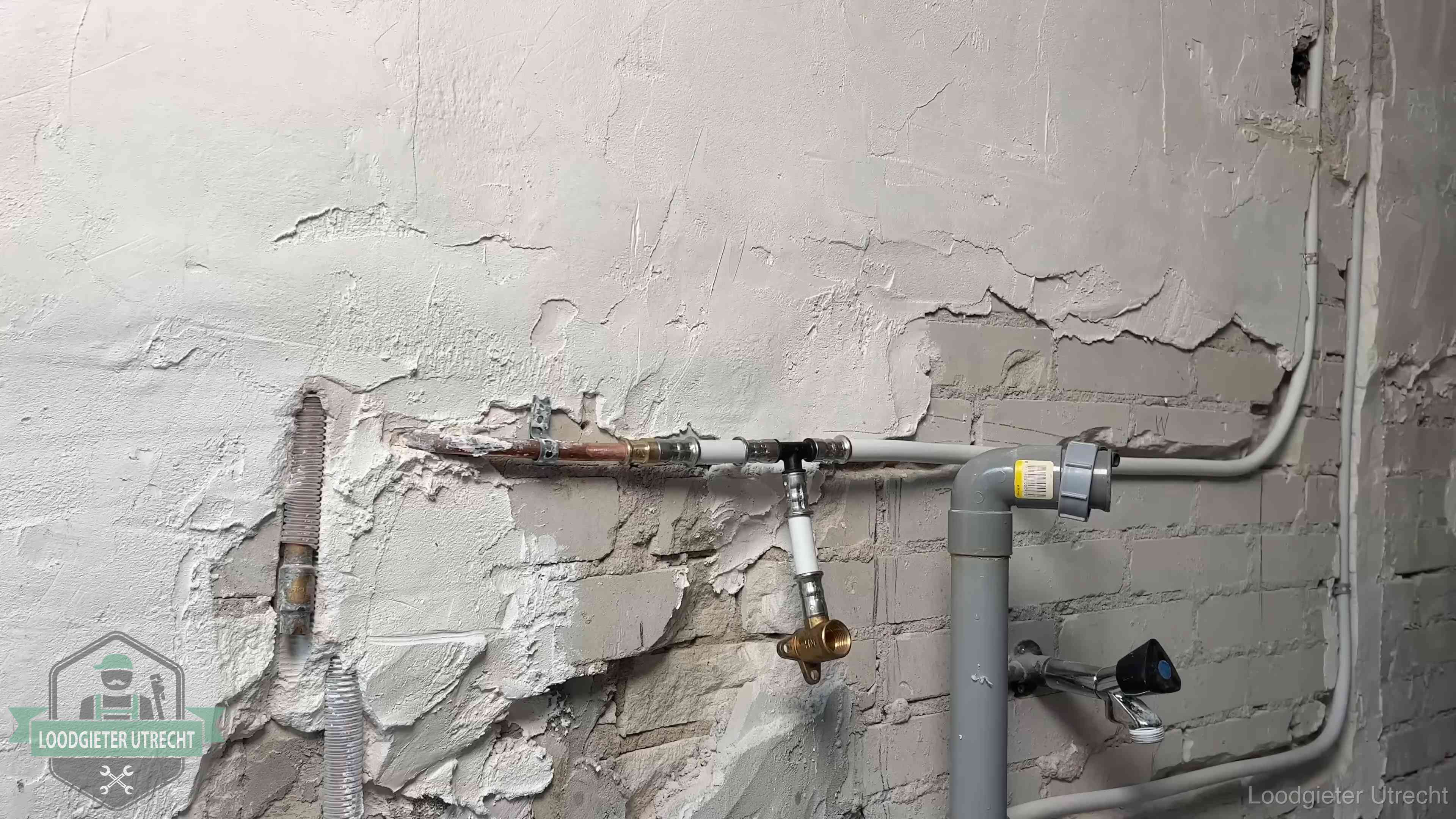 Nieuw leidingwerk naast een oud verroest leidingrestant in een woning in Utrecht