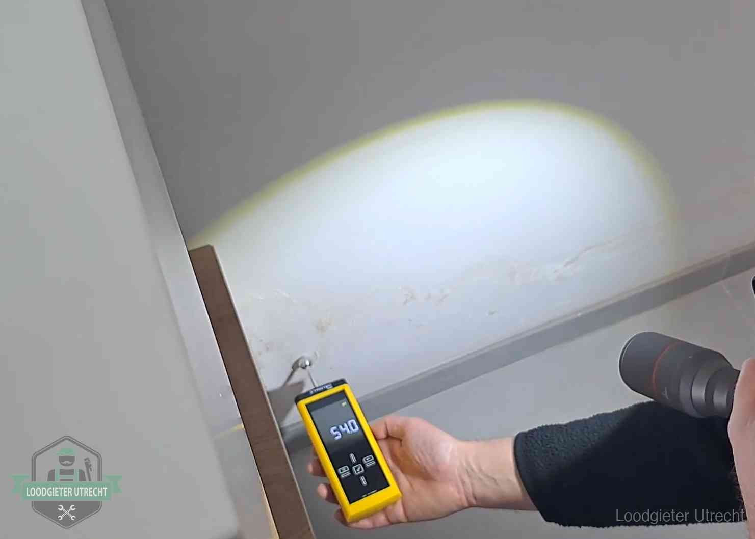 Lekdetectie-technieken in Utrecht Vochtmeter tegen een natte wand met lekkagesporen in Utrecht