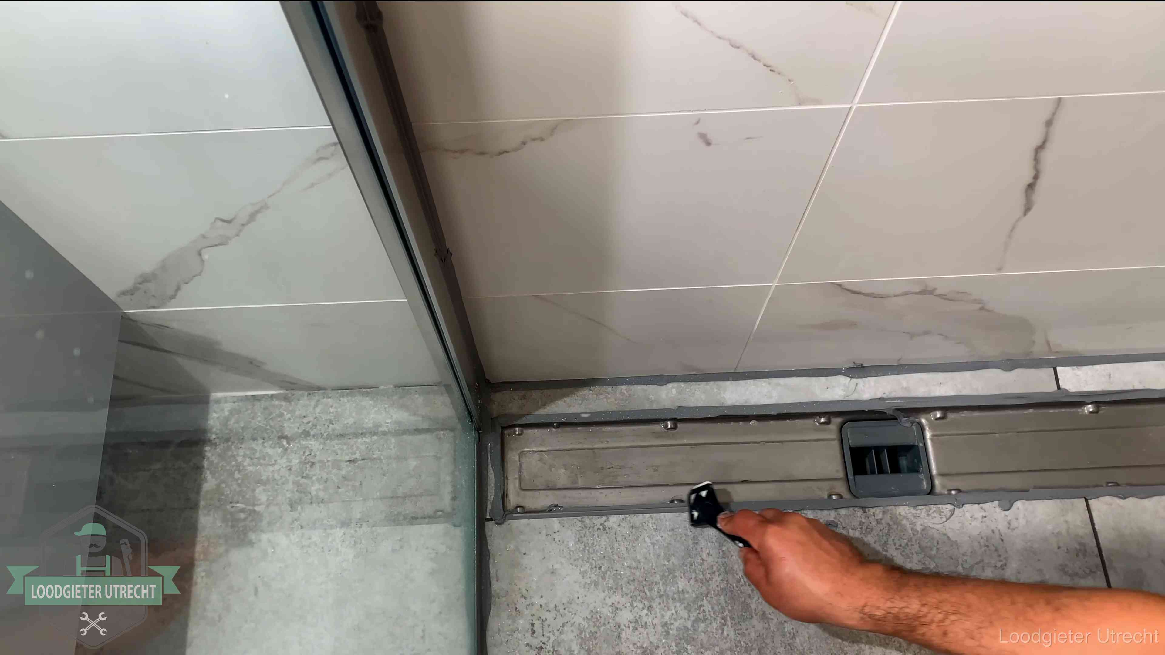 Lekkage in de badkamer verhelpen in Utrecht Verse kitrand langs de douchegoot in een betegelde badkamer in Utrecht