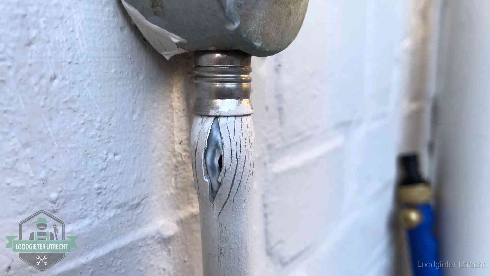 Wanneer lekdetectie in Utrecht Oude waterleiding in Utrecht waar de verf openscheurt, een stille aanwijzing voor een beginnend lek