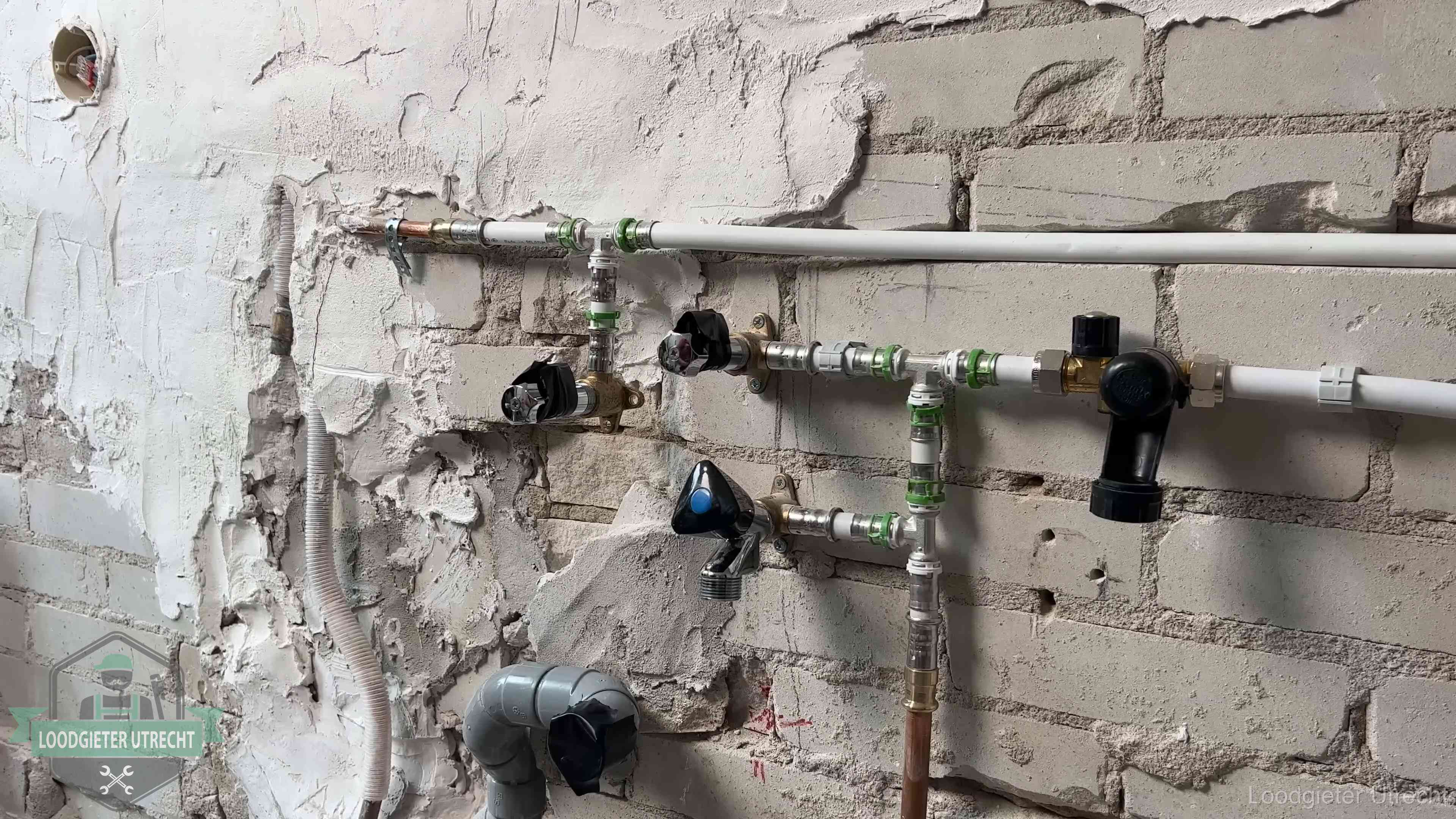 Nieuw aangelegd leidingwerk met persfittingen tijdens een verbouwing in Utrecht