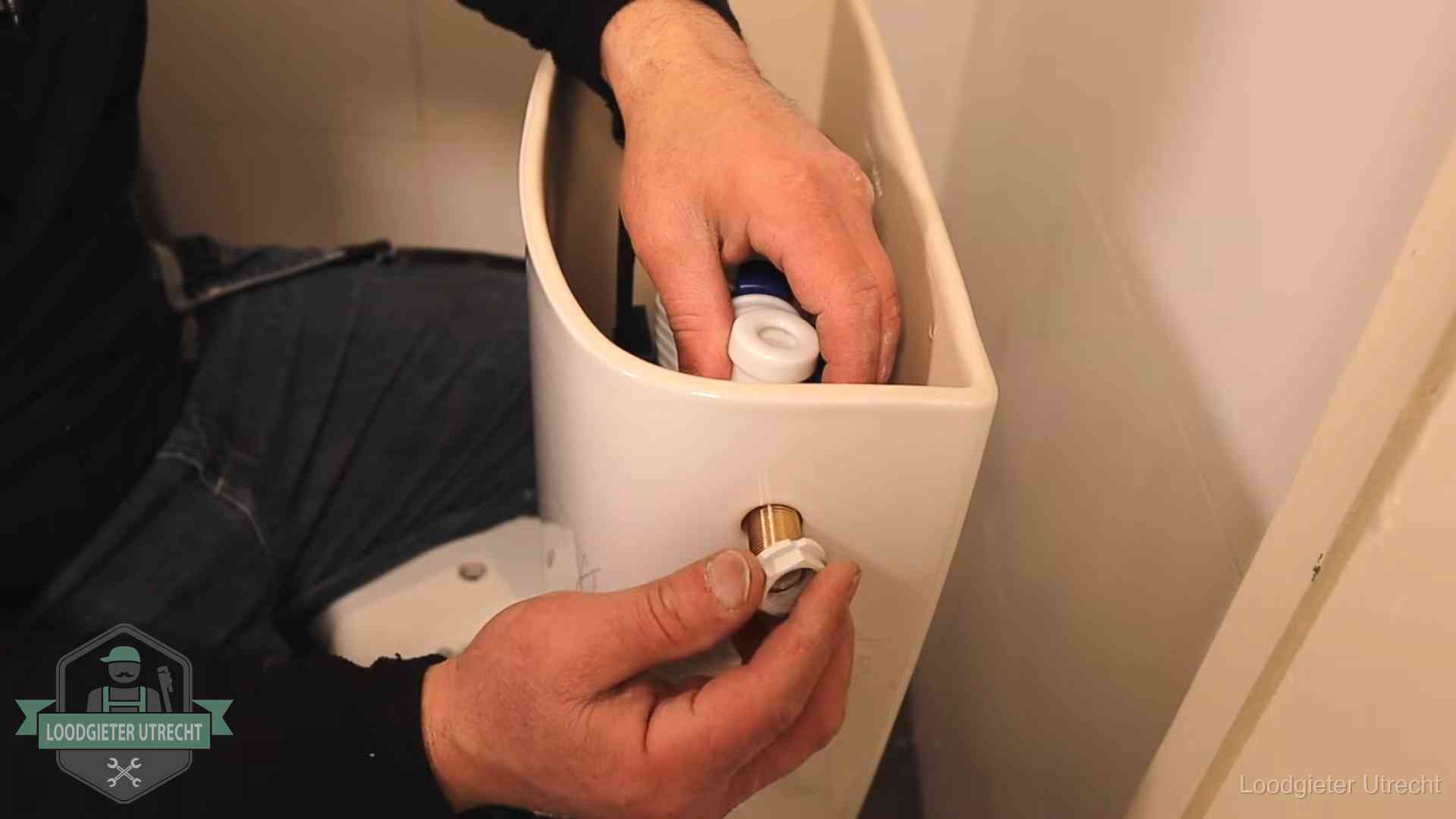Loodgieter voor je verstopte wc in Utrecht Loodgieter monteert de vlotterkraan van een stortbak bij een toilet in Utrecht