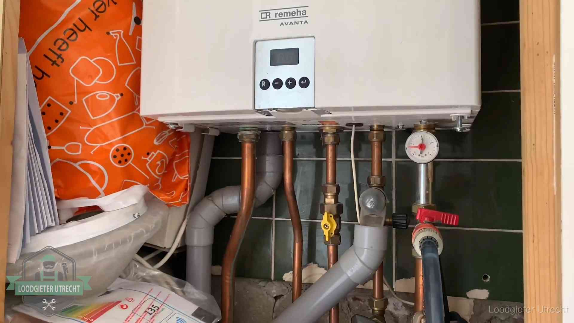 Remeha cv-ketel onderhoud in Utrecht Oudere Remeha cv-ketel in een ketelkast in een woning in Utrecht