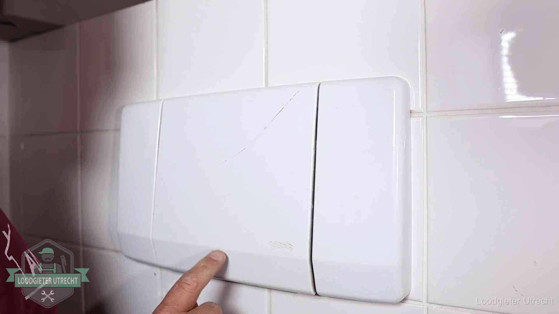 Oorzaken van een verstopte wc in Utrecht Bedieningspaneel van een inbouwreservoir van een hangend toilet in Utrecht