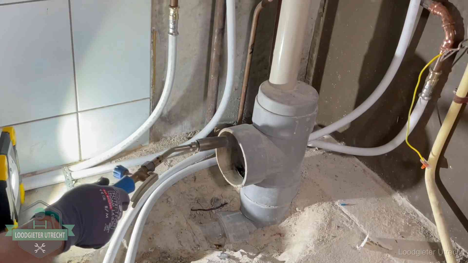 Loodgieter werkt aan leidingen bij de pvc-standleiding van een huurwoning in Utrecht