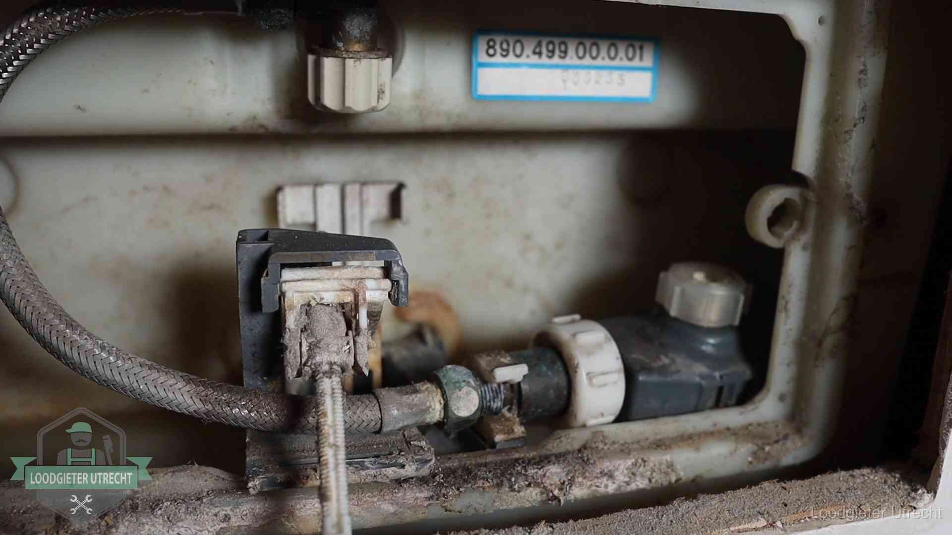 Stortbak en spoelmechanisme in Utrecht Verkalkt binnenwerk van een stortbak met vlotterkraan in Utrecht