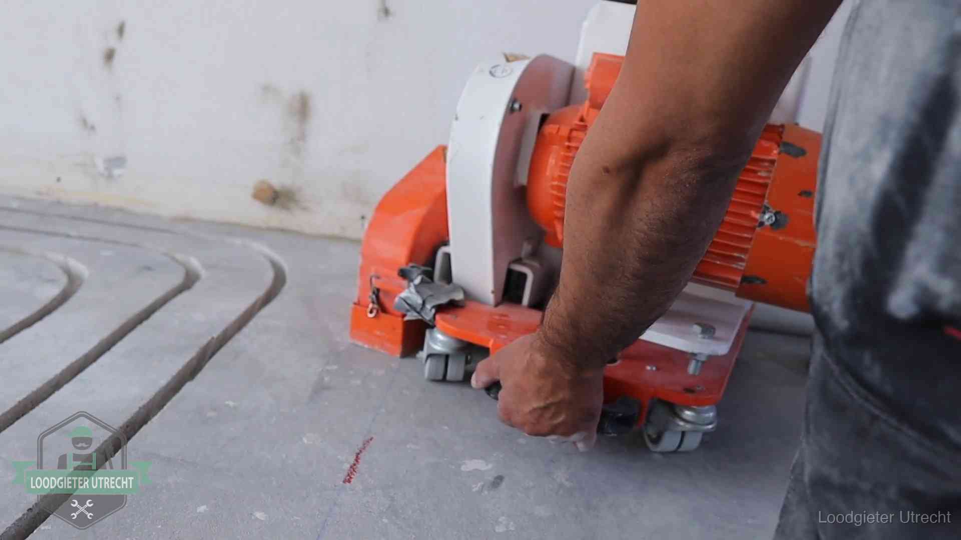 Lekkage in de vloerverwarming opsporen in Utrecht Sleuvenpatroon voor vloerverwarming in de dekvloer van een woning in Utrecht