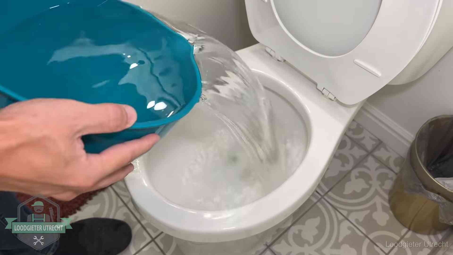 De warm-water-methode in Utrecht Warm water wordt voorzichtig in de wc-pot gegoten in Utrecht