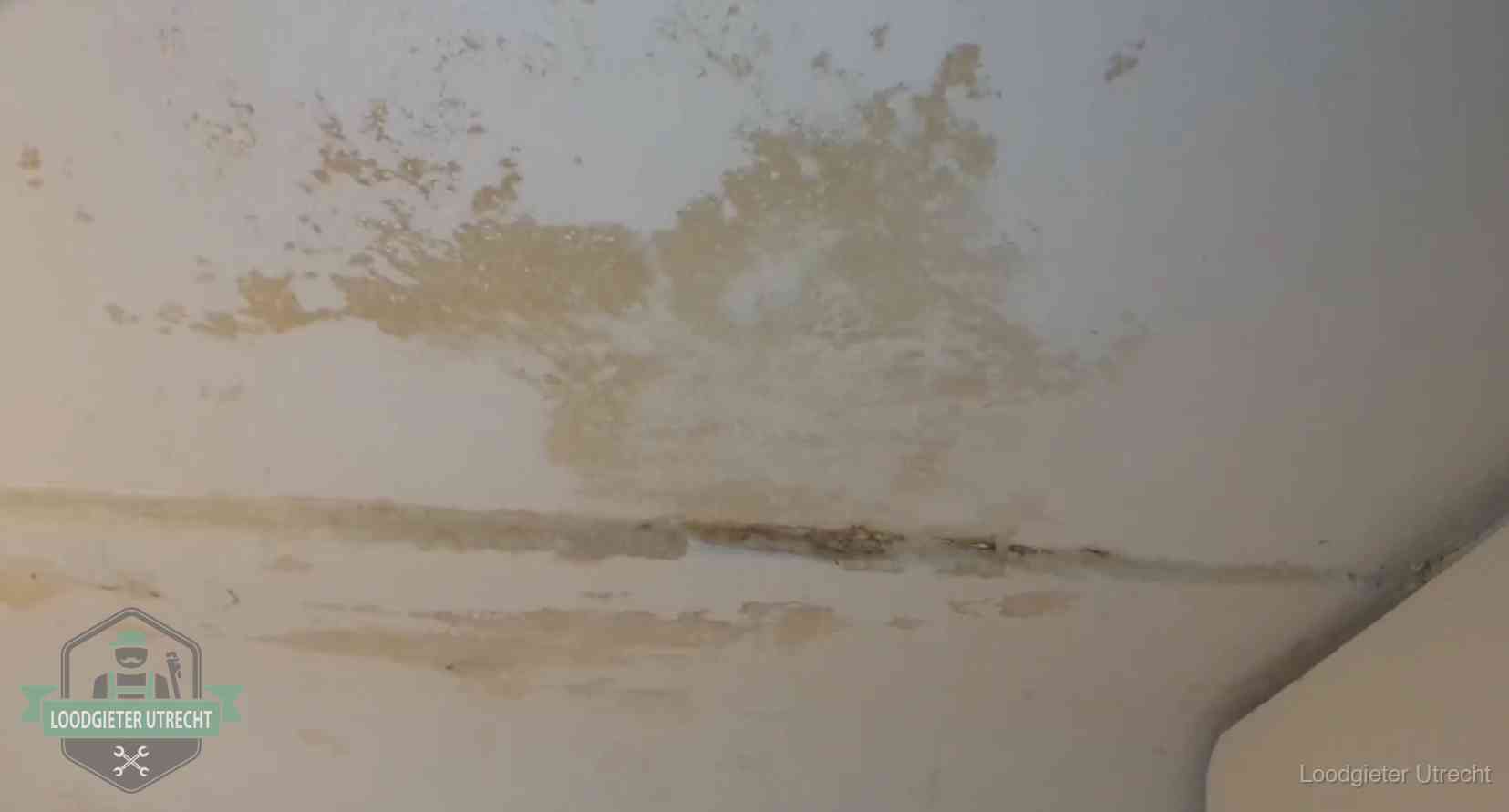 Watervlekken op een plafond in Utrecht, schade die je bij de verzekering meldt