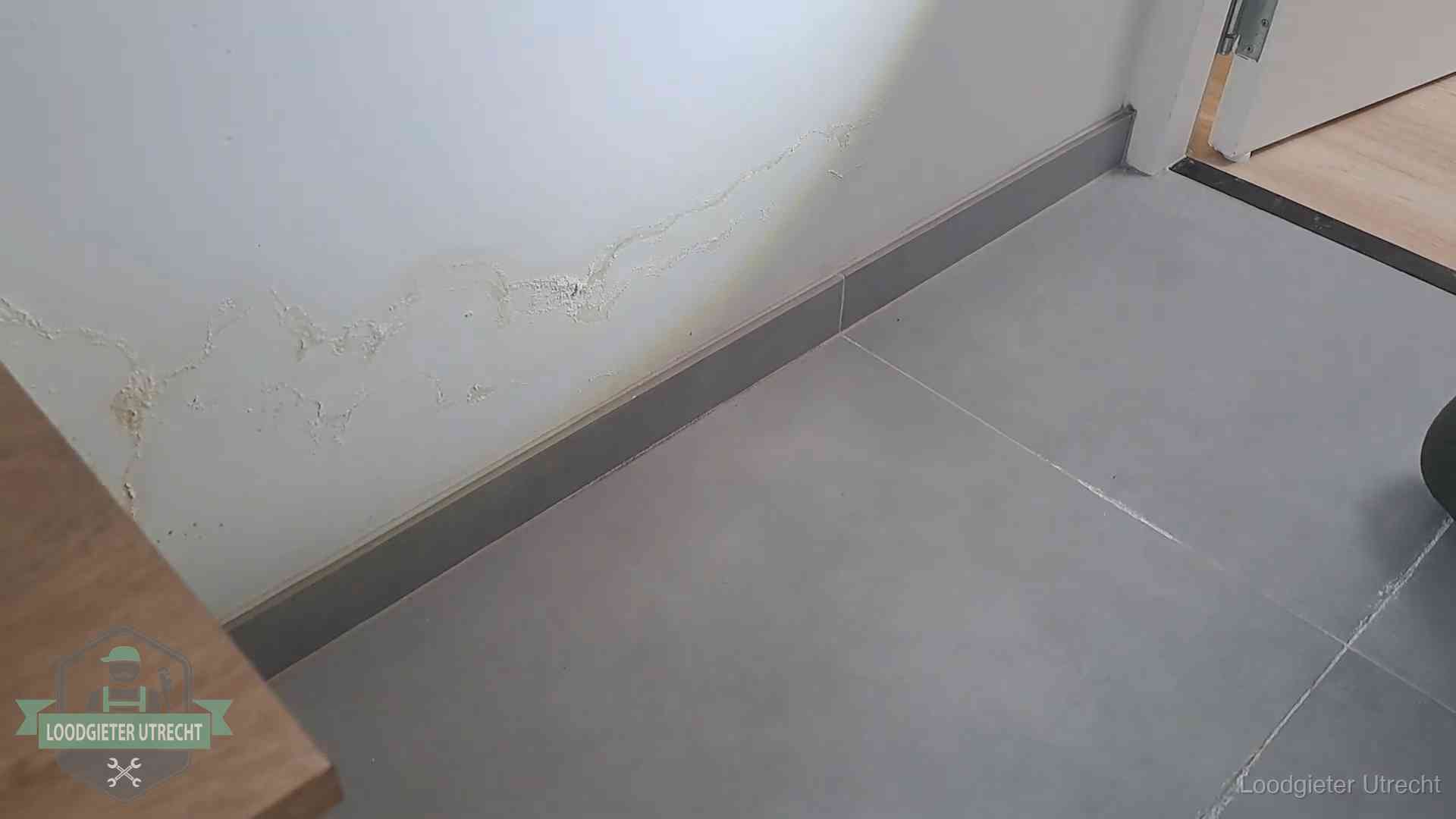 Waterschade met kalkuitbloeiing op een binnenwand in Utrecht, vastgelegd voor de verzekering