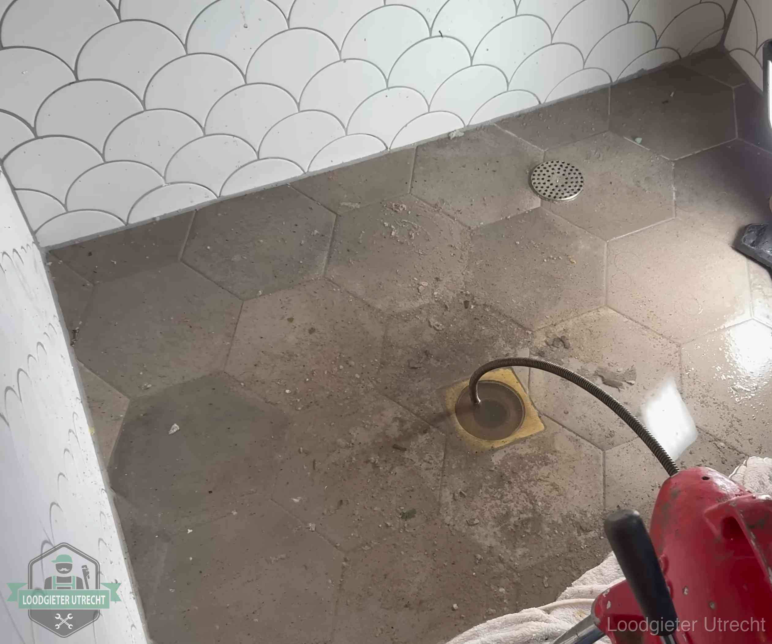 Stank uit wc of vloerput in Utrecht Vloerput met waterslot in een badkamer in Utrecht, een bron van stank als het waterslot droogstaat