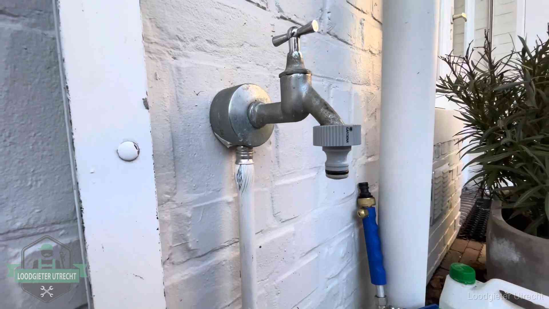Hoge waterrekening in Utrecht Buitenkraan met slangaansluiting bij een woning in Utrecht, sluipverbruik zie je terug op de waterrekening