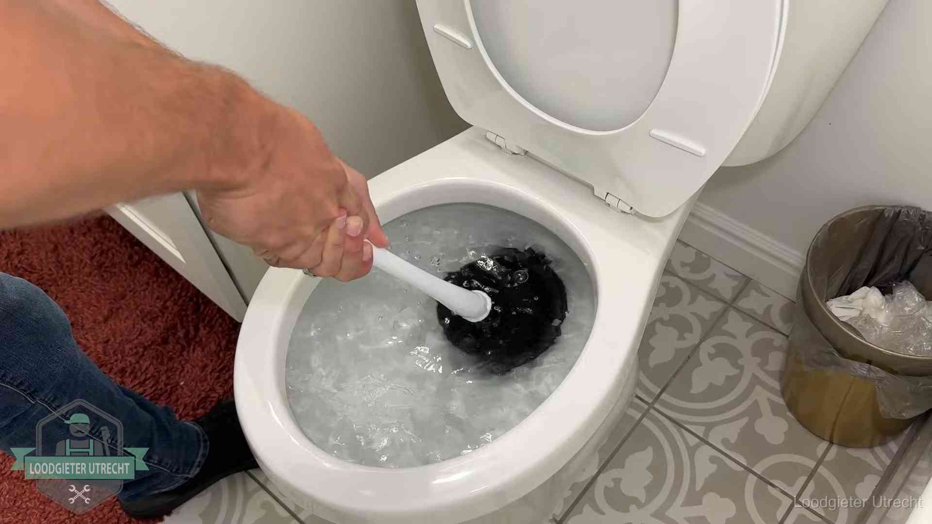 Zelf je wc ontstoppen in Utrecht Zelf de wc ontstoppen met een plopper in Utrecht, het water kolkt in de pot