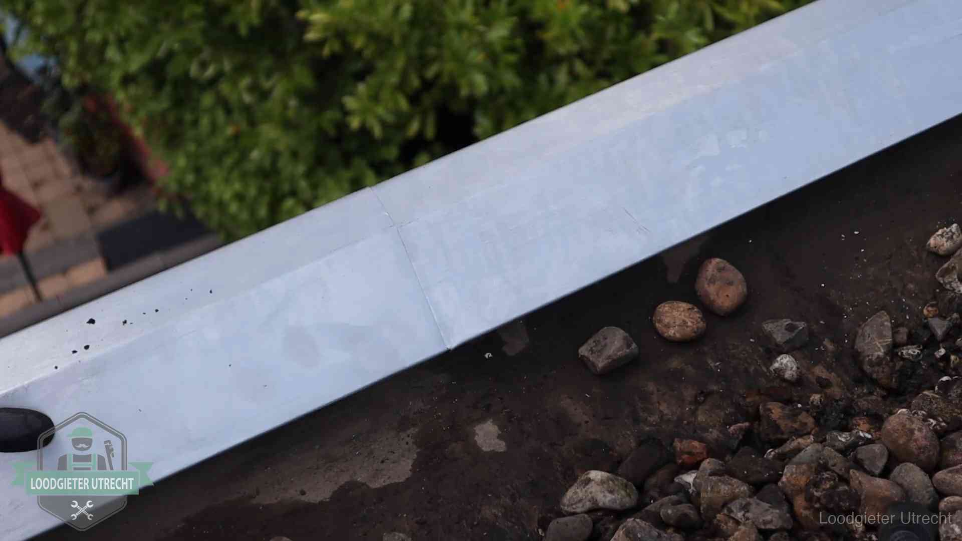 Strak gesoldeerd naaddetail in een zinken daktrim op een dak in Utrecht